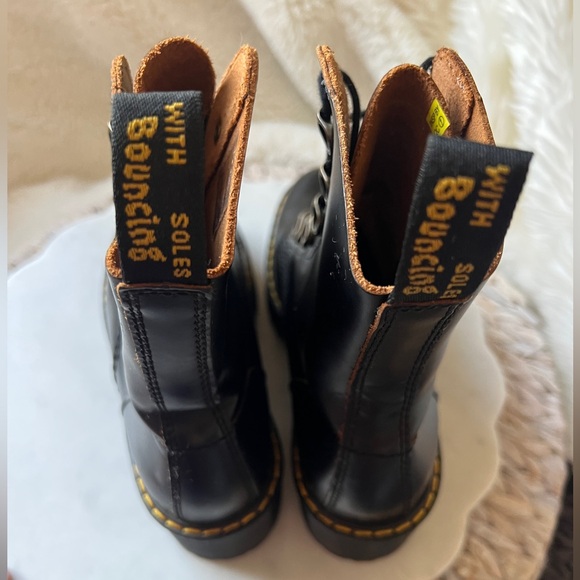 DR Marten's LEONA WOMEN'S VINTAGE SMOOTH LEATHER HEELED BOOTS Size 6 WM - Picture 9 of 15